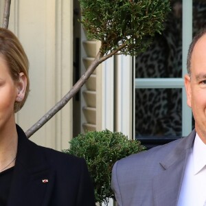 Le prince Albert II de Monaco et la princesse Charlène de Monaco remettent les cadeaux aux personnes âgées au siège de la Croix Rouge, dans le cadre des célébrations de la Fête Nationale monégasque à Monaco, le 17 novembre 2018. © Olivier Huitel/Pool Monaco/Bestimage