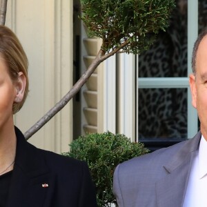 Le prince Albert II de Monaco et la princesse Charlène de Monaco remettent les cadeaux aux personnes âgées au siège de la Croix Rouge, dans le cadre des célébrations de la Fête Nationale monégasque à Monaco, le 17 novembre 2018. © Olivier Huitel/Pool Monaco/Bestimage