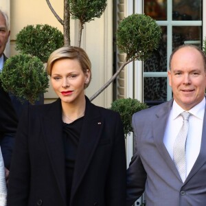 Le prince Albert II de Monaco et la princesse Charlène de Monaco remettent les cadeaux aux personnes âgées au siège de la Croix Rouge, dans le cadre des célébrations de la Fête Nationale monégasque à Monaco, le 17 novembre 2018. © Olivier Huitel/Pool Monaco/Bestimage