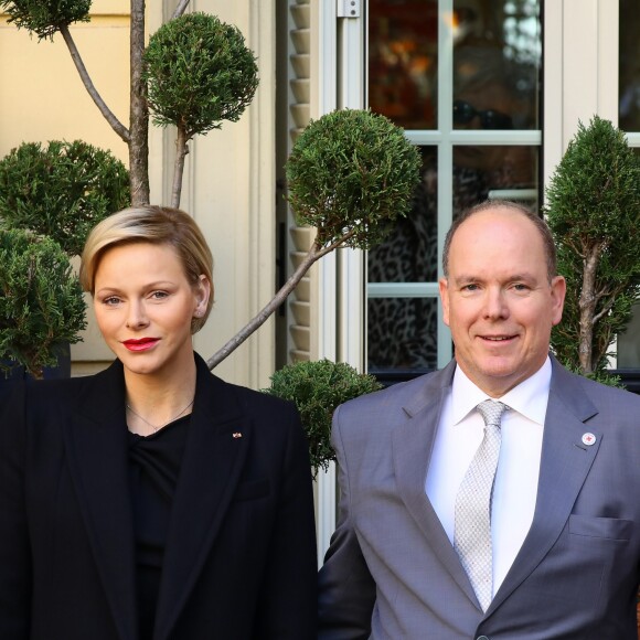 Le prince Albert II de Monaco et la princesse Charlène de Monaco remettent les cadeaux aux personnes âgées au siège de la Croix Rouge, dans le cadre des célébrations de la Fête Nationale monégasque à Monaco, le 17 novembre 2018. © Olivier Huitel/Pool Monaco/Bestimage