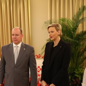 Le prince Albert II de Monaco et la princesse Charlène de Monaco remettent les cadeaux aux personnes âgées au siège de la Croix Rouge, dans le cadre des célébrations de la Fête Nationale monégasque à Monaco, le 17 novembre 2018. © Olivier Huitel/Pool Monaco/Bestimage