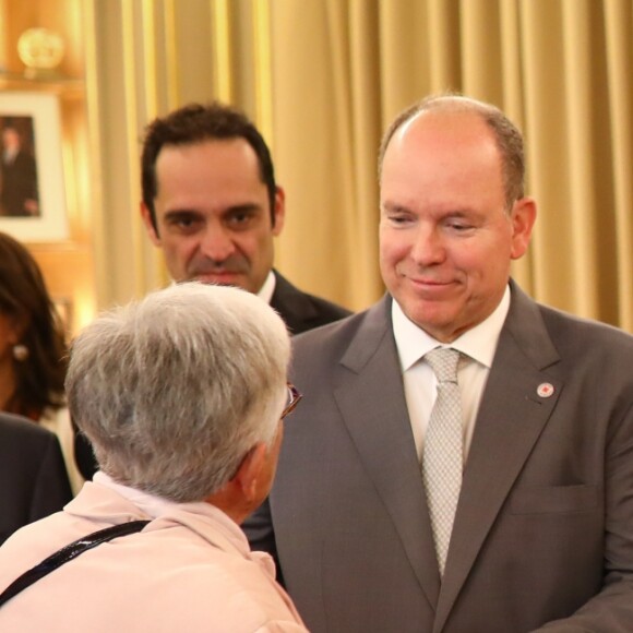 Le prince Albert II de Monaco et la princesse Charlène de Monaco remettent les cadeaux aux personnes âgées au siège de la Croix Rouge, dans le cadre des célébrations de la Fête Nationale monégasque à Monaco, le 17 novembre 2018. © Olivier Huitel/Pool Monaco/Bestimage