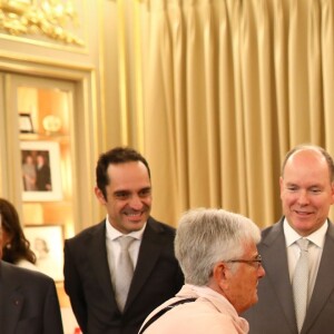 Le prince Albert II de Monaco et la princesse Charlène de Monaco remettent les cadeaux aux personnes âgées au siège de la Croix Rouge, dans le cadre des célébrations de la Fête Nationale monégasque à Monaco, le 17 novembre 2018. © Olivier Huitel/Pool Monaco/Bestimage