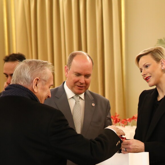 Le prince Albert II de Monaco et la princesse Charlène de Monaco remettent les cadeaux aux personnes âgées au siège de la Croix Rouge, dans le cadre des célébrations de la Fête Nationale monégasque à Monaco, le 17 novembre 2018. © Olivier Huitel/Pool Monaco/Bestimage