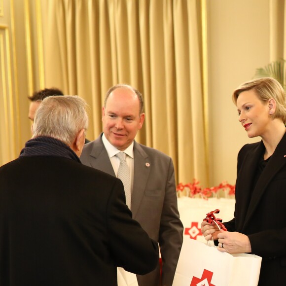 Le prince Albert II de Monaco et la princesse Charlène de Monaco remettent les cadeaux aux personnes âgées au siège de la Croix Rouge, dans le cadre des célébrations de la Fête Nationale monégasque à Monaco, le 17 novembre 2018. © Olivier Huitel/Pool Monaco/Bestimage