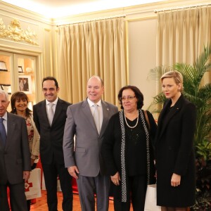 Le prince Albert II de Monaco et la princesse Charlène de Monaco remettent les cadeaux aux personnes âgées au siège de la Croix Rouge, dans le cadre des célébrations de la Fête Nationale monégasque à Monaco, le 17 novembre 2018. © Olivier Huitel/Pool Monaco/Bestimage