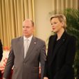 Le prince Albert II de Monaco et la princesse Charlène de Monaco remettent les cadeaux aux personnes âgées au siège de la Croix Rouge, dans le cadre des célébrations de la Fête Nationale monégasque à Monaco, le 17 novembre 2018. © Olivier Huitel/Pool Monaco/Bestimage