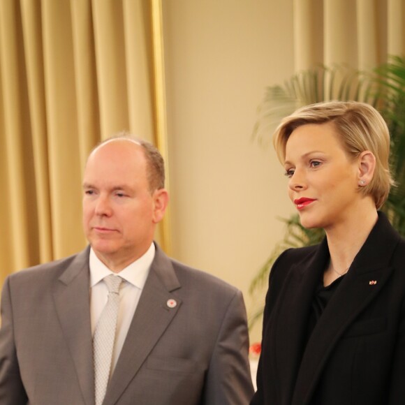 Le prince Albert II de Monaco et la princesse Charlène de Monaco remettent les cadeaux aux personnes âgées au siège de la Croix Rouge, dans le cadre des célébrations de la Fête Nationale monégasque à Monaco, le 17 novembre 2018. © Olivier Huitel/Pool Monaco/Bestimage