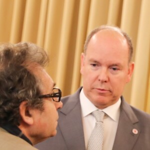 Le prince Albert II de Monaco et la princesse Charlène de Monaco remettent les cadeaux aux personnes âgées au siège de la Croix Rouge, dans le cadre des célébrations de la Fête Nationale monégasque à Monaco, le 17 novembre 2018. © Olivier Huitel/Pool Monaco/Bestimage