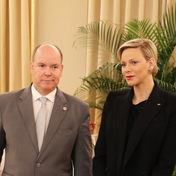 Le prince Albert II de Monaco et la princesse Charlène de Monaco remettent les cadeaux aux personnes âgées au siège de la Croix Rouge, dans le cadre des célébrations de la Fête Nationale monégasque à Monaco, le 17 novembre 2018. © Olivier Huitel/Pool Monaco/Bestimage