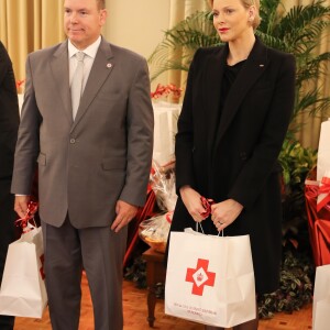 Le prince Albert II de Monaco et la princesse Charlène de Monaco remettent les cadeaux aux personnes âgées au siège de la Croix Rouge, dans le cadre des célébrations de la Fête Nationale monégasque à Monaco, le 17 novembre 2018. © Olivier Huitel/Pool Monaco/Bestimage