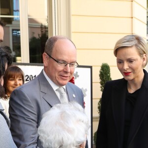 Le prince Albert II de Monaco et la princesse Charlène de Monaco remettent les cadeaux aux personnes âgées au siège de la Croix Rouge, dans le cadre des célébrations de la Fête Nationale monégasque à Monaco, le 17 novembre 2018. © Olivier Huitel/Pool Monaco/Bestimage