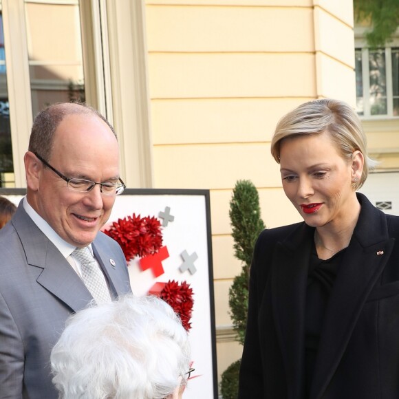 Le prince Albert II de Monaco et la princesse Charlène de Monaco remettent les cadeaux aux personnes âgées au siège de la Croix Rouge, dans le cadre des célébrations de la Fête Nationale monégasque à Monaco, le 17 novembre 2018. © Olivier Huitel/Pool Monaco/Bestimage