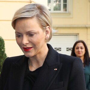 Le prince Albert II de Monaco et la princesse Charlène de Monaco remettent les cadeaux aux personnes âgées au siège de la Croix Rouge, dans le cadre des célébrations de la Fête Nationale monégasque à Monaco, le 17 novembre 2018. © Olivier Huitel/Pool Monaco/Bestimage