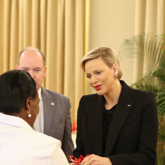 Le prince Albert II de Monaco et la princesse Charlène de Monaco remettent les cadeaux aux personnes âgées au siège de la Croix Rouge, dans le cadre des célébrations de la Fête Nationale monégasque à Monaco, le 17 novembre 2018. © Olivier Huitel/Pool Monaco/Bestimage