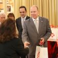 Le prince Albert II de Monaco et la princesse Charlène de Monaco remettent les cadeaux aux personnes âgées au siège de la Croix Rouge, dans le cadre des célébrations de la Fête Nationale monégasque à Monaco, le 17 novembre 2018. © Olivier Huitel/Pool Monaco/Bestimage