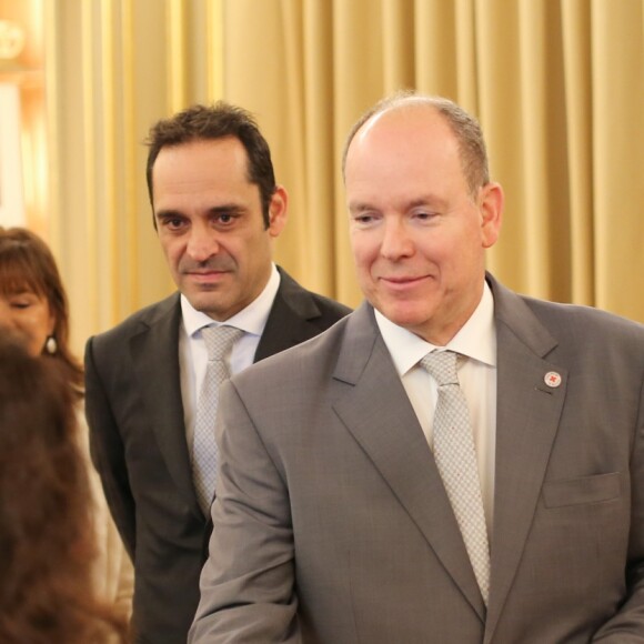 Le prince Albert II de Monaco et la princesse Charlène de Monaco remettent les cadeaux aux personnes âgées au siège de la Croix Rouge, dans le cadre des célébrations de la Fête Nationale monégasque à Monaco, le 17 novembre 2018. © Olivier Huitel/Pool Monaco/Bestimage