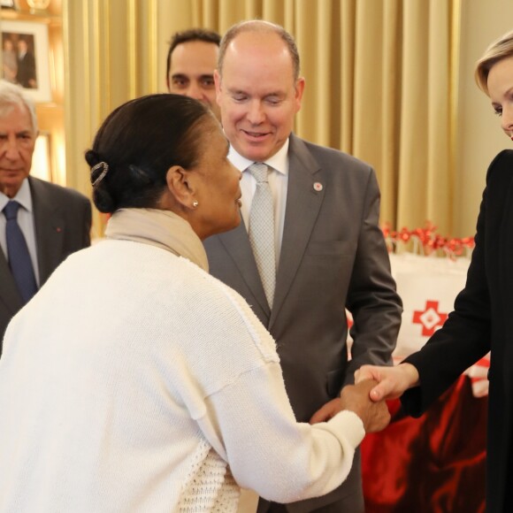 Le prince Albert II de Monaco et la princesse Charlène de Monaco remettent les cadeaux aux personnes âgées au siège de la Croix Rouge, dans le cadre des célébrations de la Fête Nationale monégasque à Monaco, le 17 novembre 2018. © Olivier Huitel/Pool Monaco/Bestimage