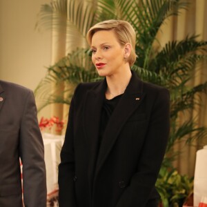 Le prince Albert II de Monaco et la princesse Charlène de Monaco remettent les cadeaux aux personnes âgées au siège de la Croix Rouge, dans le cadre des célébrations de la Fête Nationale monégasque à Monaco, le 17 novembre 2018. © Olivier Huitel/Pool Monaco/Bestimage