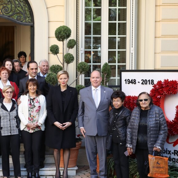 Le prince Albert II de Monaco et la princesse Charlène de Monaco remettent les cadeaux aux personnes âgées au siège de la Croix Rouge, dans le cadre des célébrations de la Fête Nationale monégasque à Monaco, le 17 novembre 2018. © Olivier Huitel/Pool Monaco/Bestimage