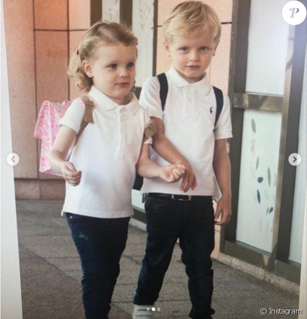 Le prince héréditaire Jacques et la princesse Gabriella de Monaco lors de leur première rentrée des classes, le 12 septembre 2018, photo publiée sur le compte Instagram de la princesse Charlene.