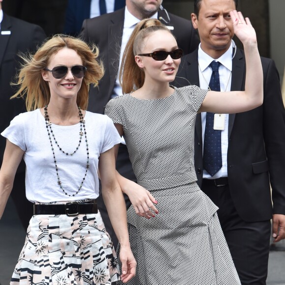 Vanessa Paradis (épouse Benchetrit) et sa fille Lily-Rose Depp - Sorties du défilé de mode "Chanel", collection Haute-Couture automne-hiver 2018/2019, à Paris. Le 3 juillet 2018 © CVS-Veeren / Bestimage