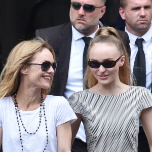 Vanessa Paradis (épouse Benchetrit) et sa fille Lily-Rose Depp - Sorties du défilé de mode "Chanel", collection Haute-Couture automne-hiver 2018/2019, à Paris. Le 3 juillet 2018 © CVS-Veeren / Bestimage