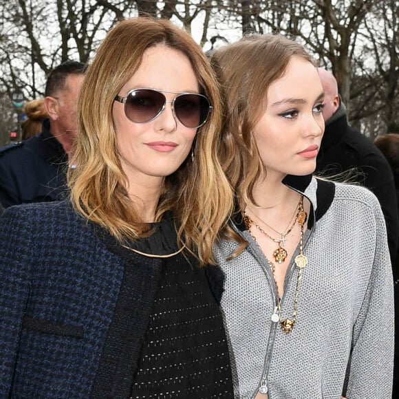 Vanessa Paradis et sa fille Lily-Rose Depp - Arrivées au défilé de mode prêt-à-porter automne-hiver 2017/2018 "Chanel" au Grand Palais à Paris. Le 7 mars 2017 © Pierre Perusseau / Bestimage