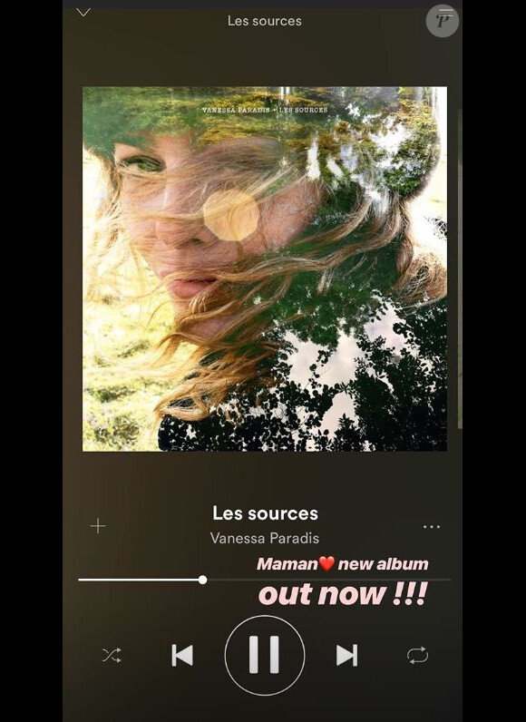 Lily Rose Depp apporte son soutien à sa maman le 17 novembre 2018, au lendemain de la sortie de son nouvel album "Les sources".