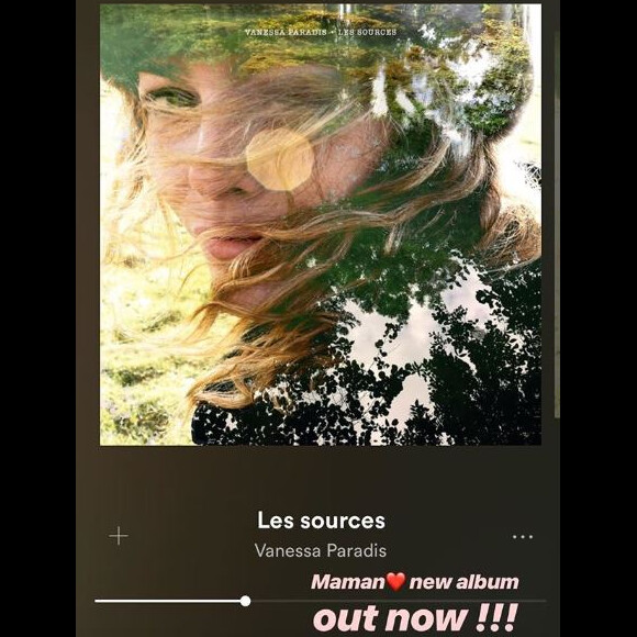 Lily-Rose Depp apporte son soutien à sa maman le 17 novembre 2018, au lendemain de la sortie de son nouvel album "Les sources".