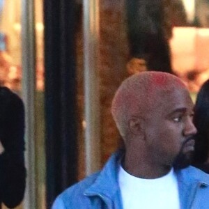 Exclusif - Kim Kardashian et son mari Kanye West font du shopping chez Barneys NY à Los Angeles le 17 novembre 2018.