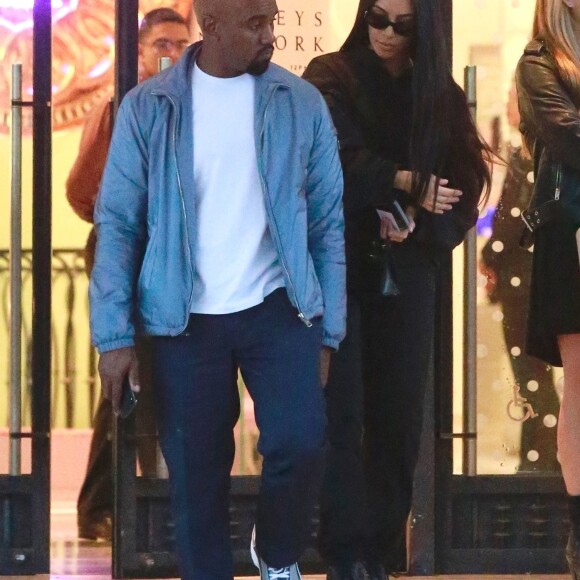 Exclusif - Kim Kardashian et son mari Kanye West font du shopping chez Barneys NY à Los Angeles le 17 novembre 2018.