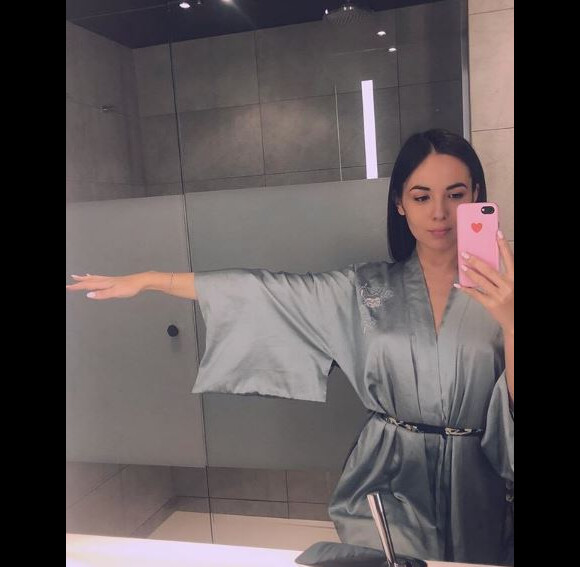 Agathe Auproux en peignoir et sans lunettes, Instagram, 4 novembre 2018