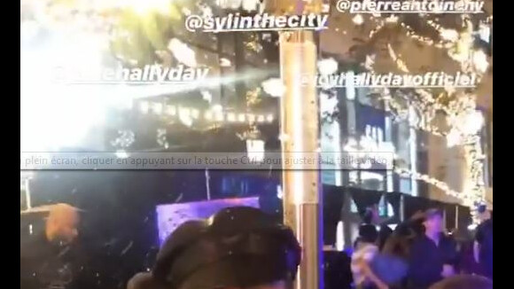 Laeticia Hallyday au centre commercial The Grove de Los Angeles, déjà dans l'ambiance de Noël, avec ses deux filles Jade et Joy. Vidéo de Jean-Claude Sindrès le 18 novembre 2018.
