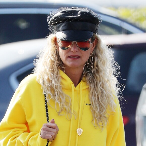 Exclusif - Après un déjeuner dans un restaurant de sushis, Laeticia Hallyday passe chez Starbucks et se rend sur le chemin de l'école pour récupérer sa fille Jade tandis que Sylviane la nounou va chercher de son son côté Joy, Los Angeles le 8 novembre 2018.