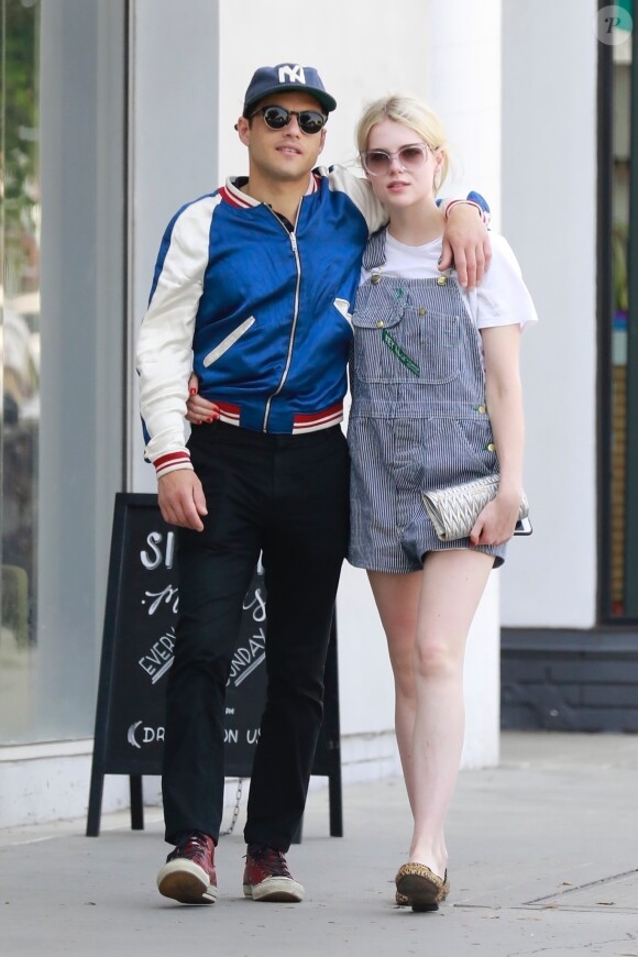 Exclusif - Rami Malek et sa nouvelle compagne Lucy Boynton se baladent en amoureux dans les rues de Hollywood. Le jeune couple très amoureux se câline et s'embrasse. Le 11 août 2018