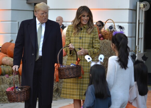 Le président des Etats-Unis Donald Trump et la Première Dame Melanie Trump accueillent les enfants pour Halloween à la Maison Blanche à Washington, The District, Etats-Unis, le 28 octobre 2018.