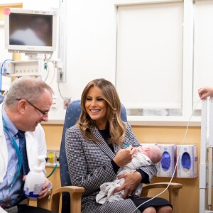 Melania Trump visite un hopital pour enfants à Philadelphie le 17 octobre 2018.