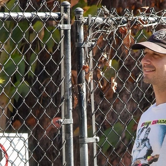 Exclusif - Shia LaBeouf et sa nouvelle compagne FKA Twigs se câlinent et s'embrassent dans les rues de Studio City. Los Angeles, le 6 novembre 2018.