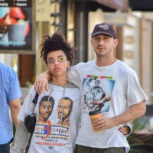 Exclusif - Shia LaBeouf et sa nouvelle compagne FKA Twigs se câlinent et s'embrassent dans les rues de Studio City. Los Angeles, le 6 novembre 2018.