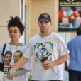 Exclusif - Shia LaBeouf et sa nouvelle compagne FKA Twigs se câlinent et s'embrassent dans les rues de Studio City. Los Angeles, le 6 novembre 2018.