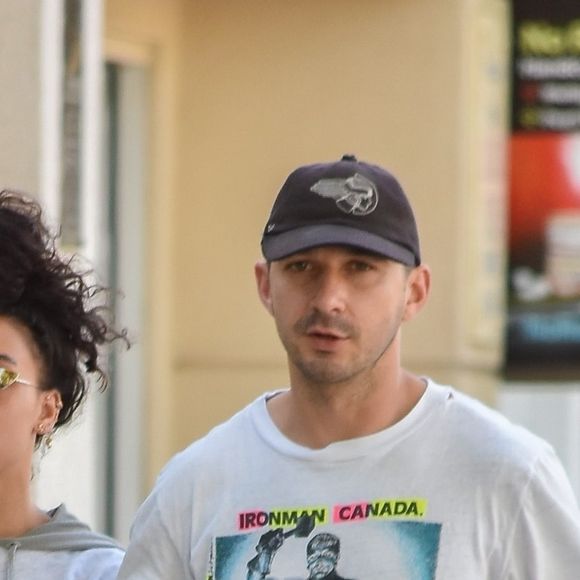 Exclusif - Shia LaBeouf et sa nouvelle compagne FKA Twigs se câlinent et s'embrassent dans les rues de Studio City. Los Angeles, le 6 novembre 2018.