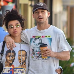 Exclusif - Shia LaBeouf et sa nouvelle compagne FKA Twigs se câlinent et s'embrassent dans les rues de Studio City. Los Angeles, le 6 novembre 2018.