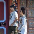 Exclusif - Shia LaBeouf et sa nouvelle compagne FKA Twigs se câlinent et s'embrassent dans les rues de Studio City. Los Angeles, le 6 novembre 2018.