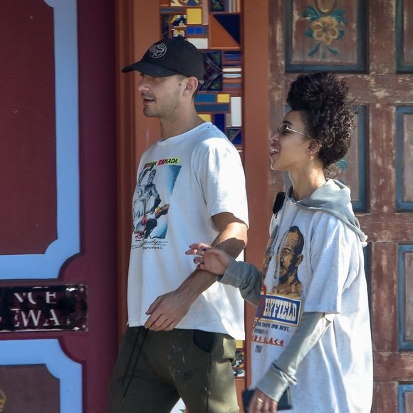 Exclusif - Shia LaBeouf et sa nouvelle compagne FKA Twigs se câlinent et s'embrassent dans les rues de Studio City. Los Angeles, le 6 novembre 2018.