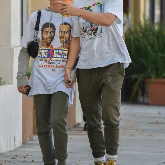 Exclusif - Shia LaBeouf et sa nouvelle compagne FKA Twigs se câlinent et s'embrassent dans les rues de Studio City. Los Angeles, le 6 novembre 2018.