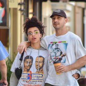 Exclusif - Shia LaBeouf et sa nouvelle compagne FKA Twigs se câlinent et s'embrassent dans les rues de Studio City. Los Angeles, le 6 novembre 2018.