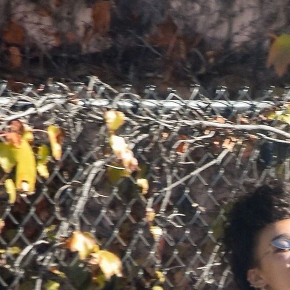 Exclusif - Shia LaBeouf et sa nouvelle compagne FKA Twigs se câlinent et s'embrassent dans les rues de Studio City. Los Angeles, le 6 novembre 2018.