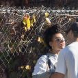 Exclusif - Shia LaBeouf et sa nouvelle compagne FKA Twigs se câlinent et s'embrassent dans les rues de Studio City. Los Angeles, le 6 novembre 2018.