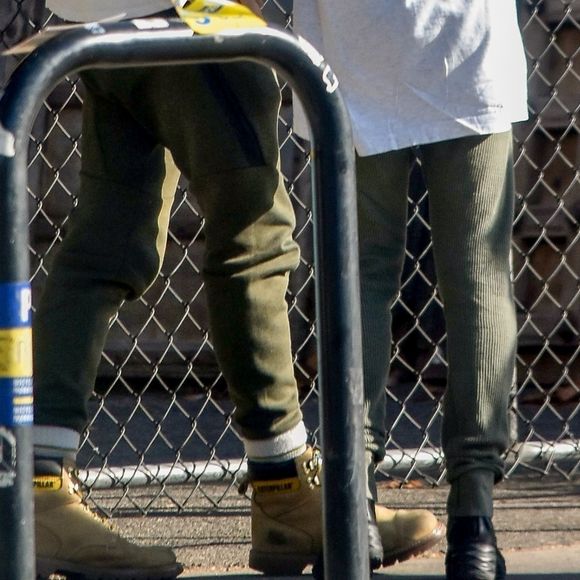 Exclusif - Shia LaBeouf et sa nouvelle compagne FKA Twigs se câlinent et s'embrassent dans les rues de Studio City. Los Angeles, le 6 novembre 2018.